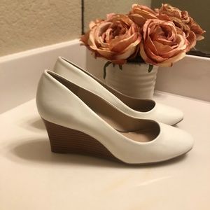 New in box Kelly and Katie White and brown wedge